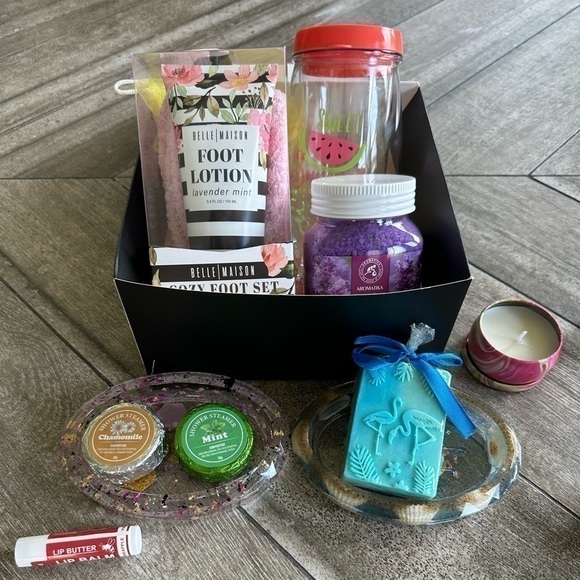 SURPRISE GIFT BOX 🎁 OR SUBSCRIPTION BOX - Picture 4 of 5
